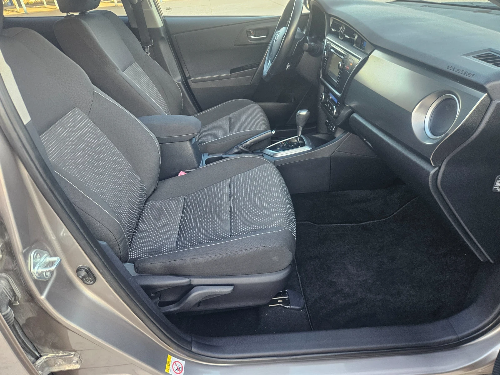 Toyota Auris Автомат 95000km, снимка 14 - Автомобили и джипове - 53818409