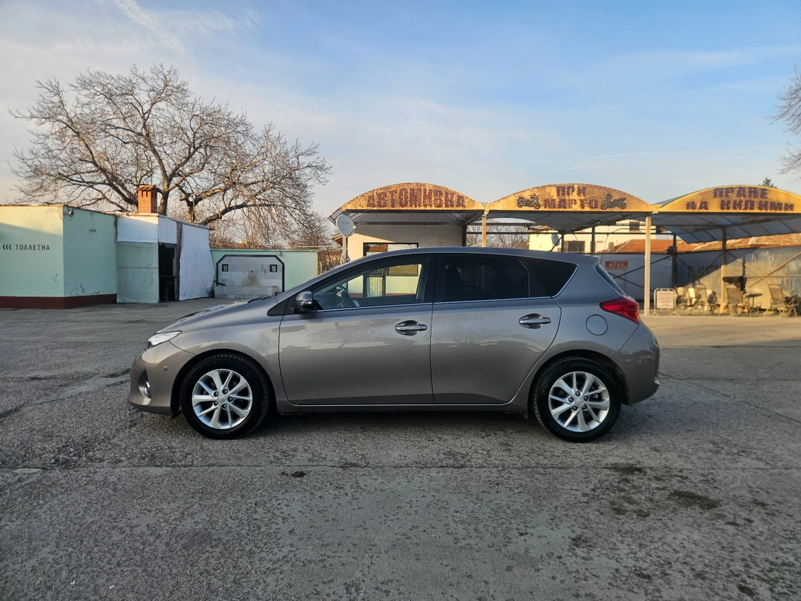 Toyota Auris Автомат 95000km, снимка 3 - Автомобили и джипове - 53818409