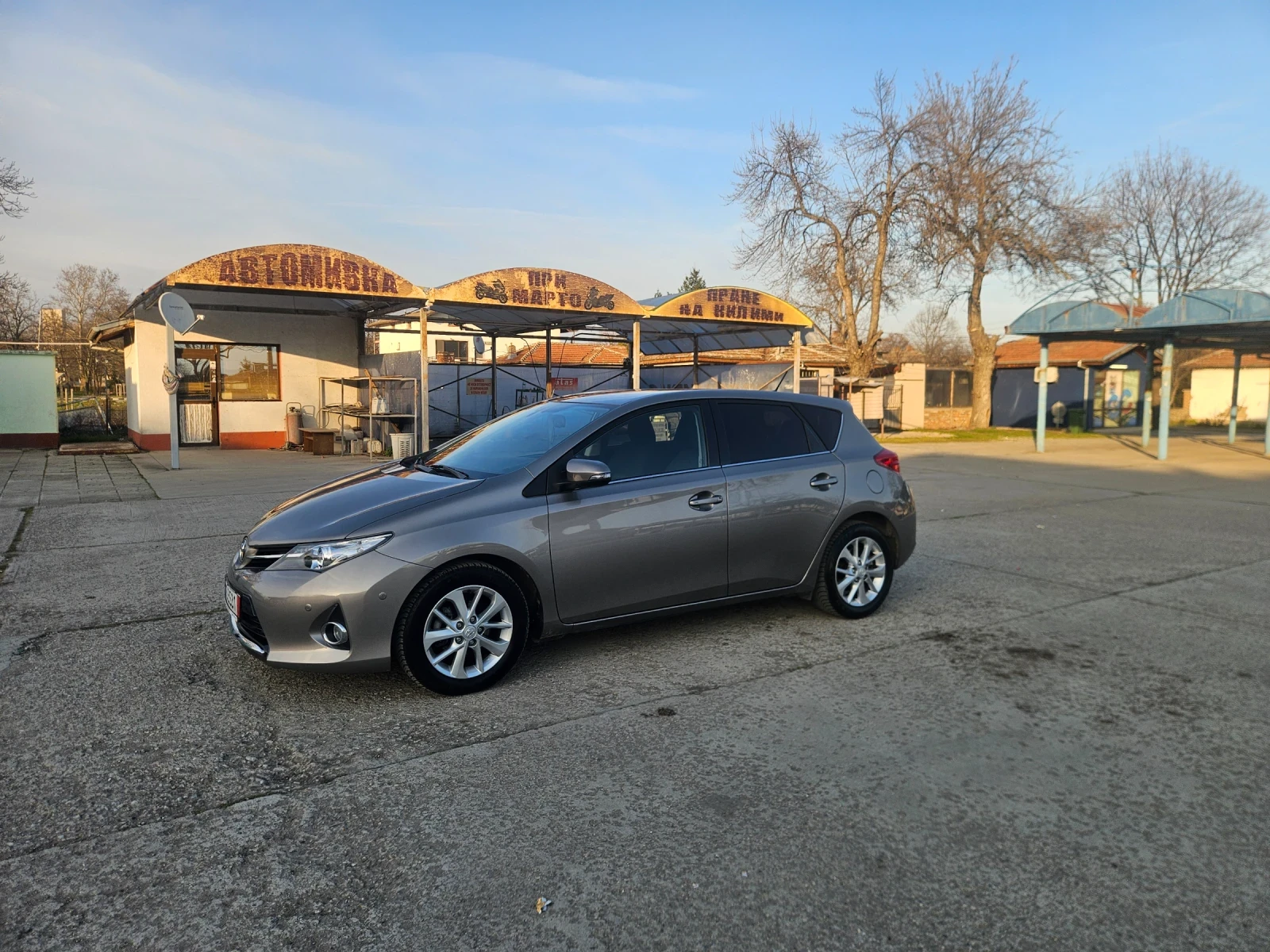 Toyota Auris Автомат 95000km, снимка 2 - Автомобили и джипове - 53818409