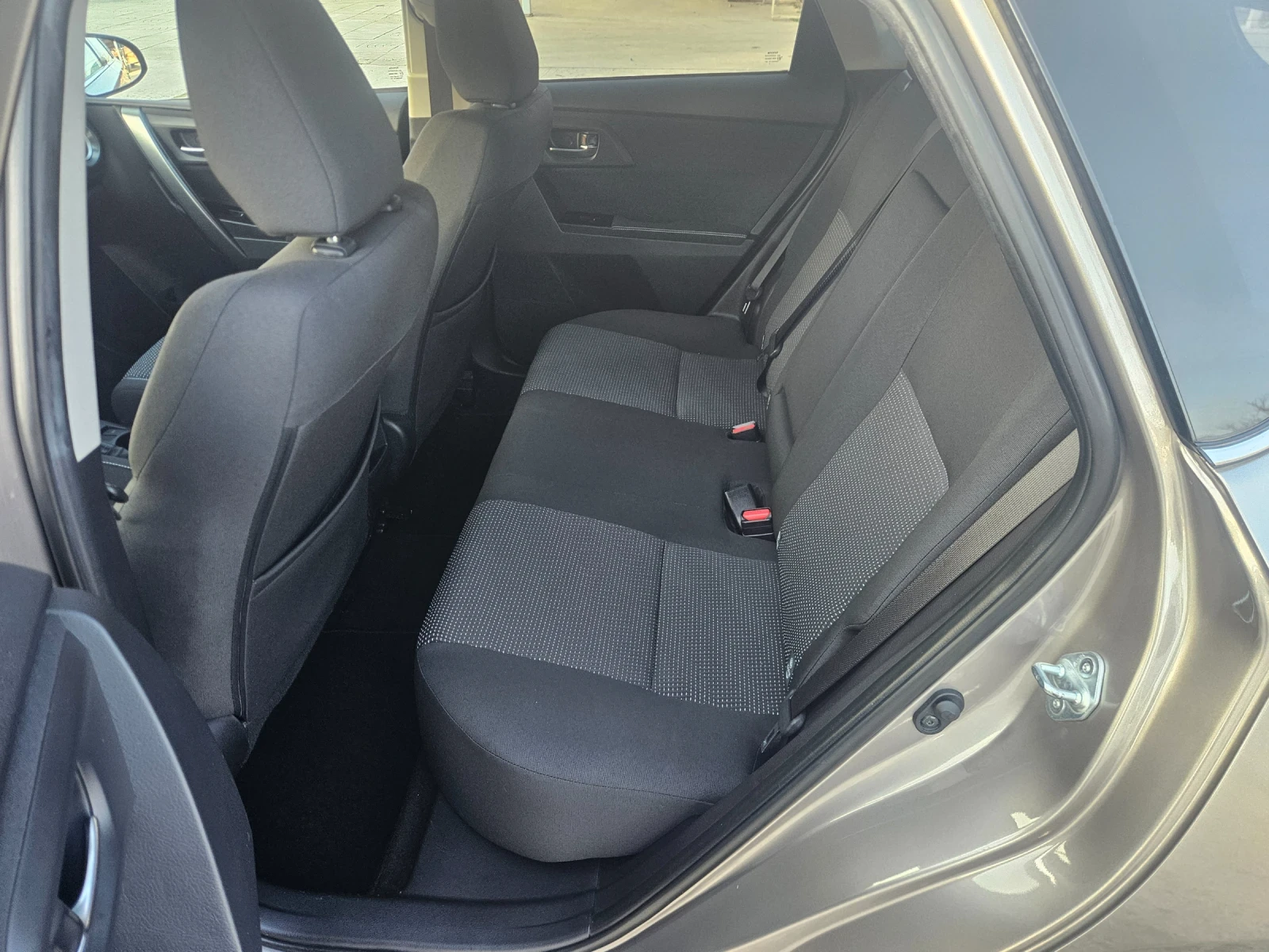 Toyota Auris Автомат 95000km, снимка 16 - Автомобили и джипове - 53818409