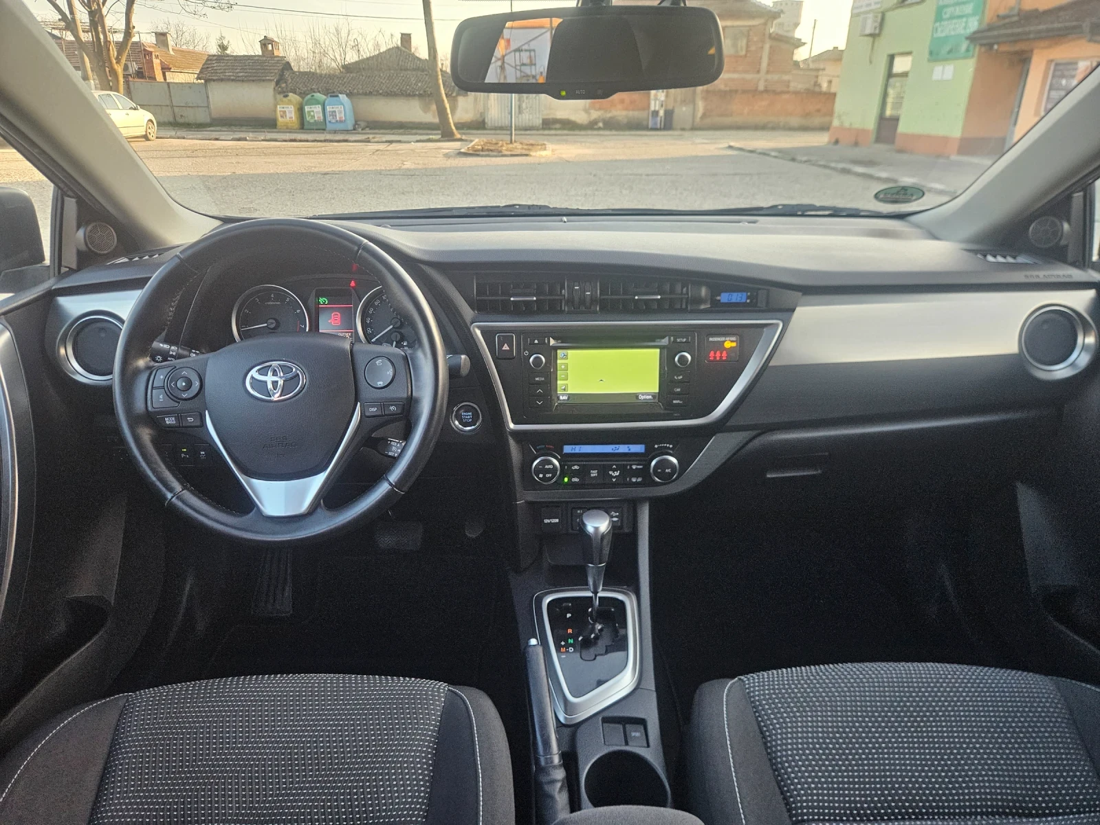 Toyota Auris Автомат 95000km, снимка 9 - Автомобили и джипове - 53818409