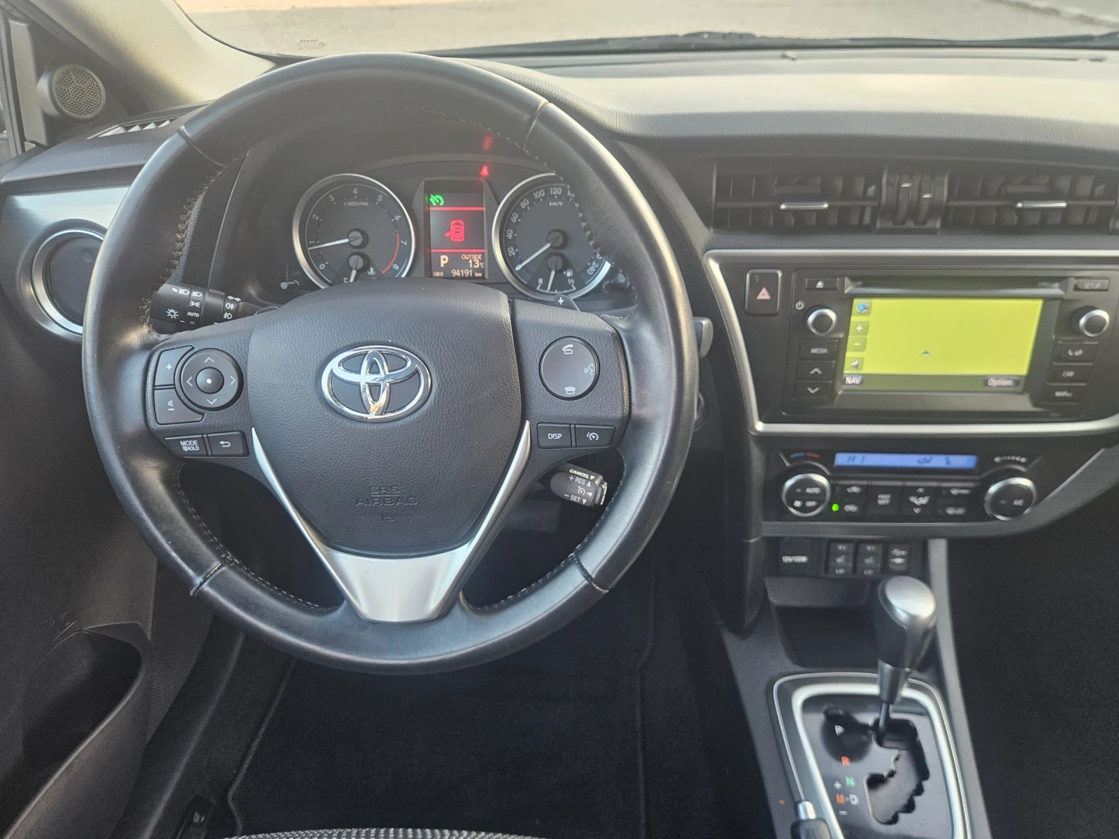 Toyota Auris Автомат 95000km, снимка 10 - Автомобили и джипове - 53818409