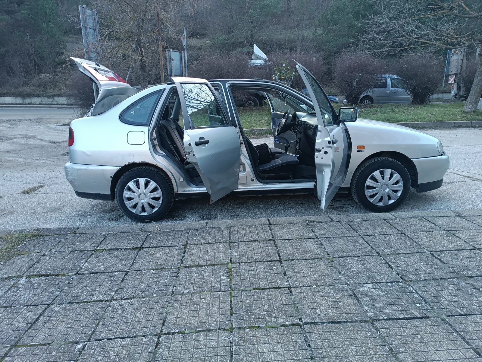 Seat Cordoba, снимка 8 - Автомобили и джипове - 55768037