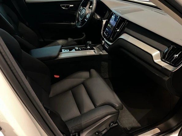 Volvo XC60 B4D AWD = Plus Dark = Гаранция - изображение 9