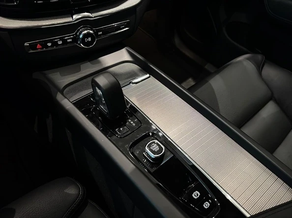 Volvo XC60 B4D AWD = Plus Dark = Гаранция - изображение 8