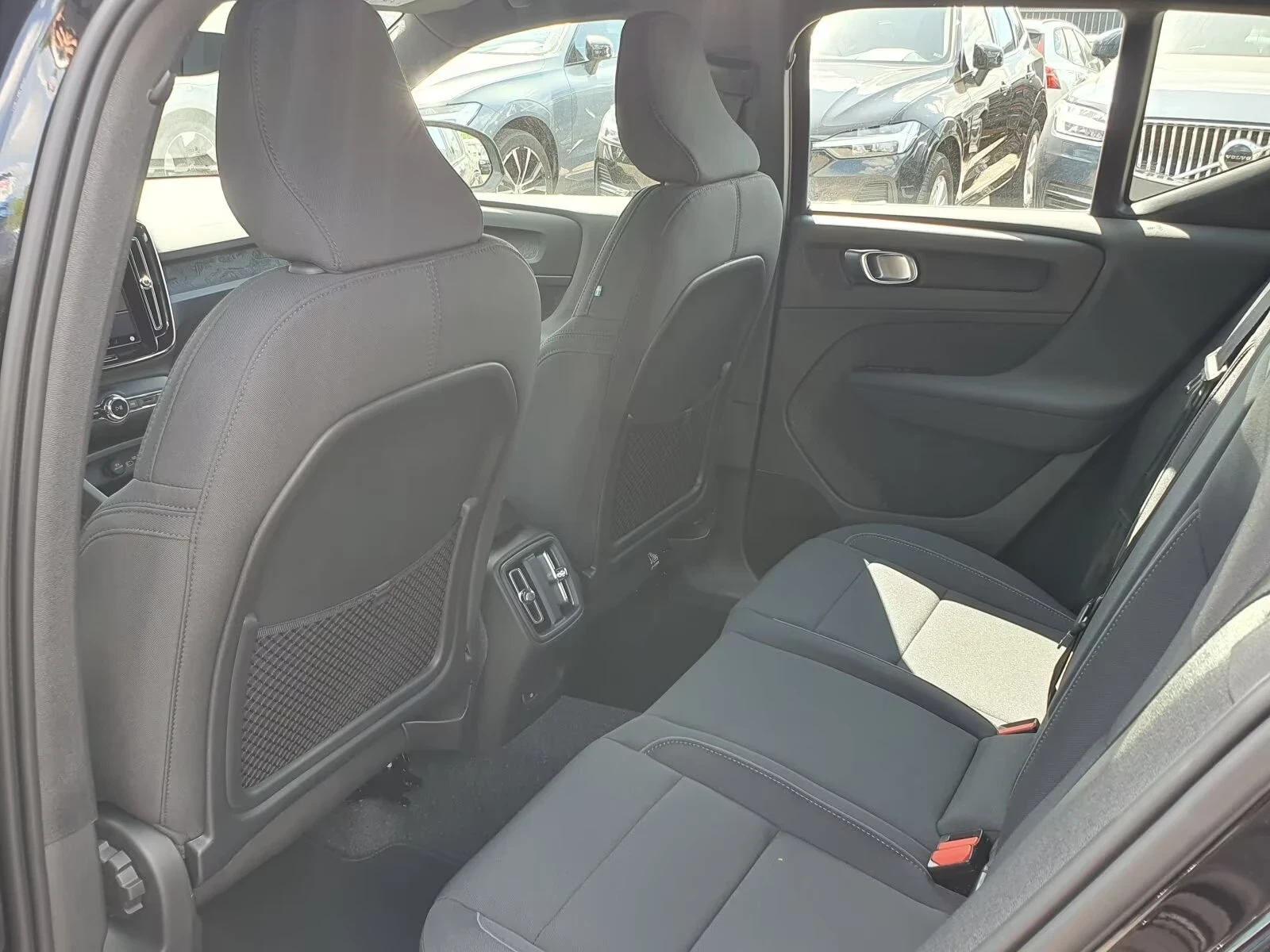 Volvo EX40 Plus Dark 70kWh Ad.LED DISTR Winter Pack Keyless, снимка 14 - Автомобили и джипове - 54398329