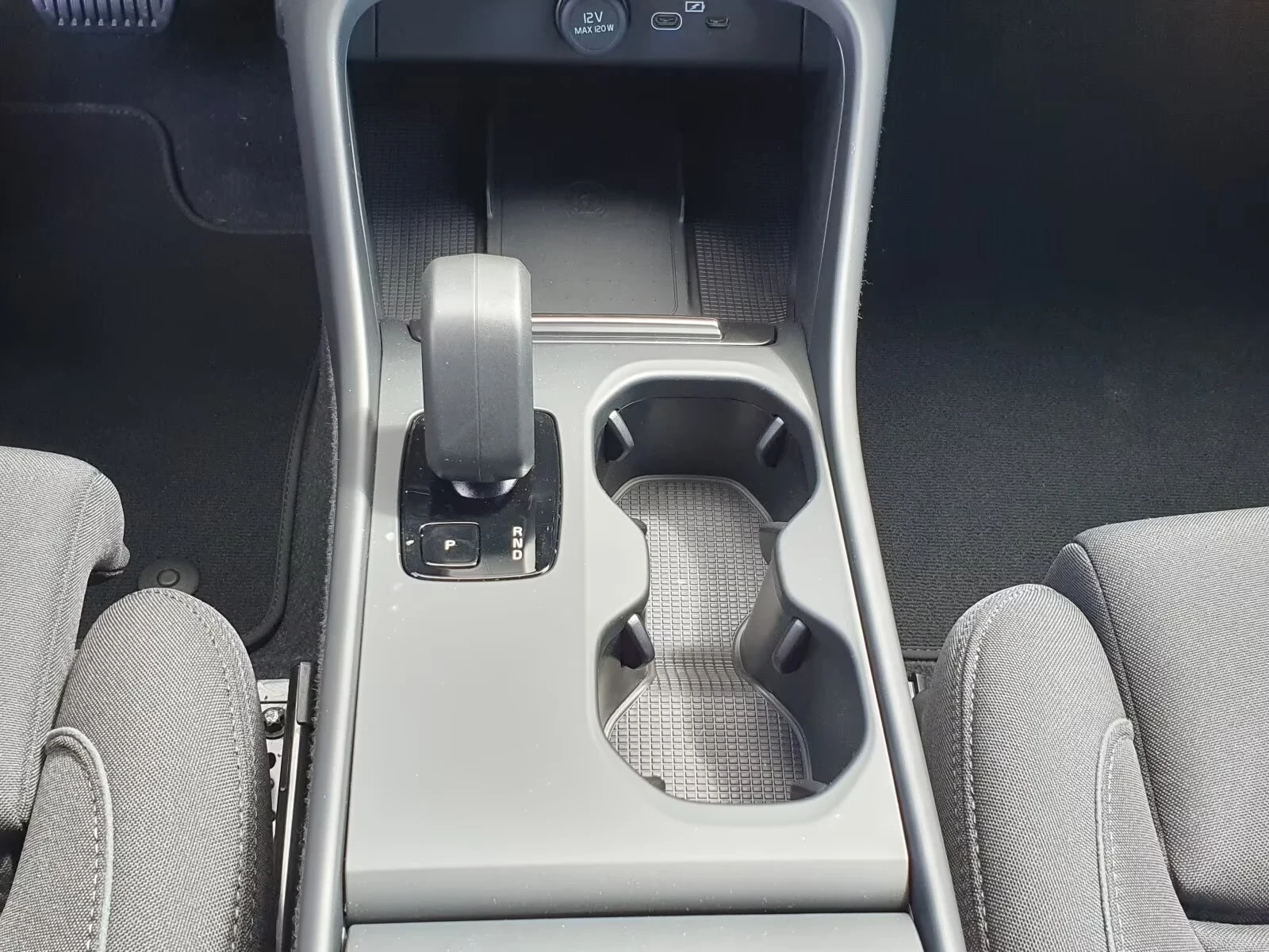 Volvo EX40 Plus Dark 70kWh Ad.LED DISTR Winter Pack Keyless, снимка 13 - Автомобили и джипове - 54398329
