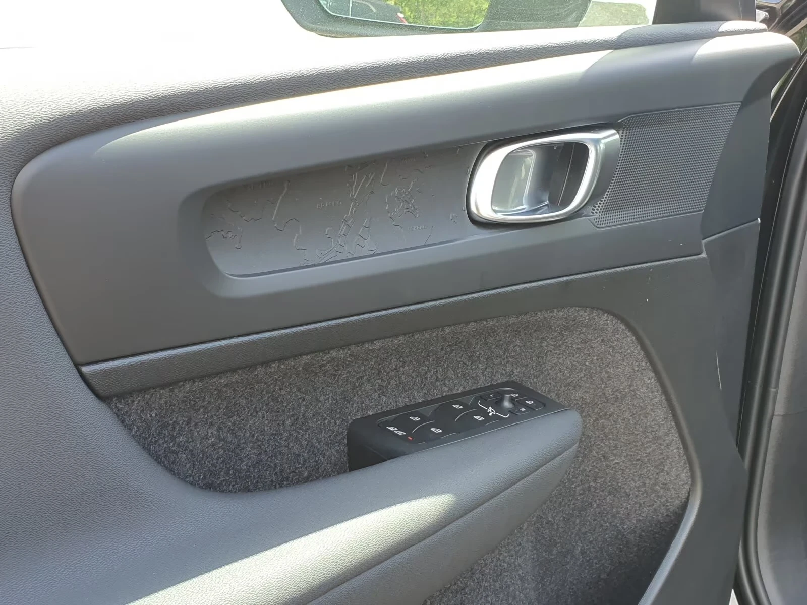 Volvo EX40 Plus Dark 70kWh Ad.LED DISTR Winter Pack Keyless, снимка 10 - Автомобили и джипове - 54398329