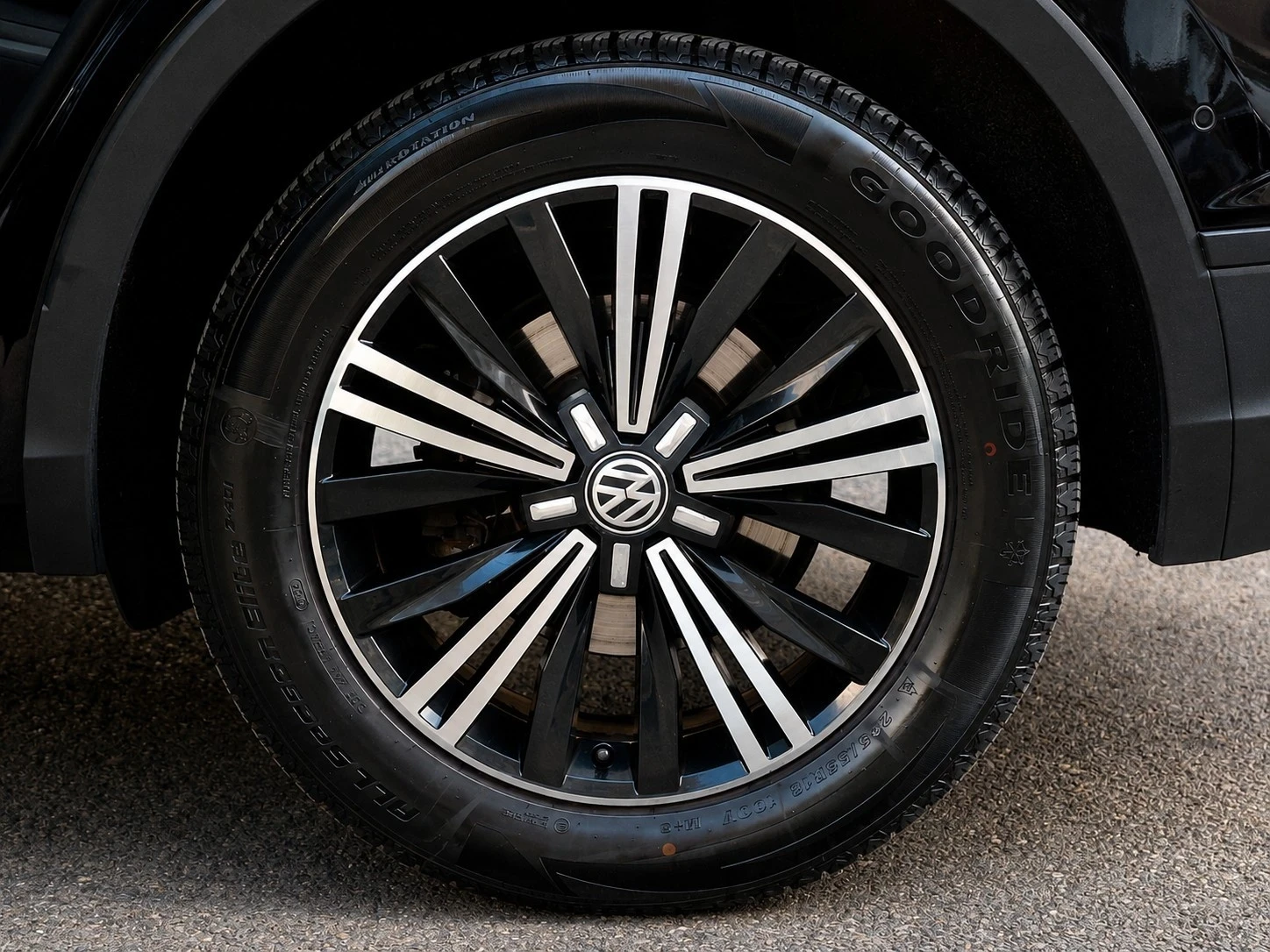 VW Tiguan 2.0 TDI/DSG/4motion/Distronic/Lane Assist/Blind Sp, снимка 16 - Автомобили и джипове - 55846120