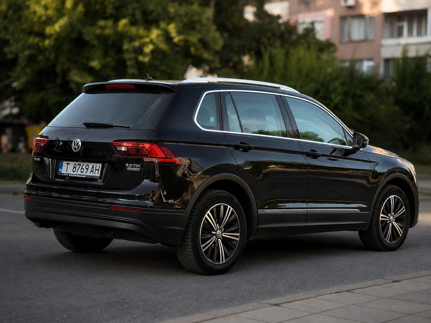 VW Tiguan 2.0 TDI/DSG/4motion/Distronic/Lane Assist/Blind Sp, снимка 4 - Автомобили и джипове - 55846120