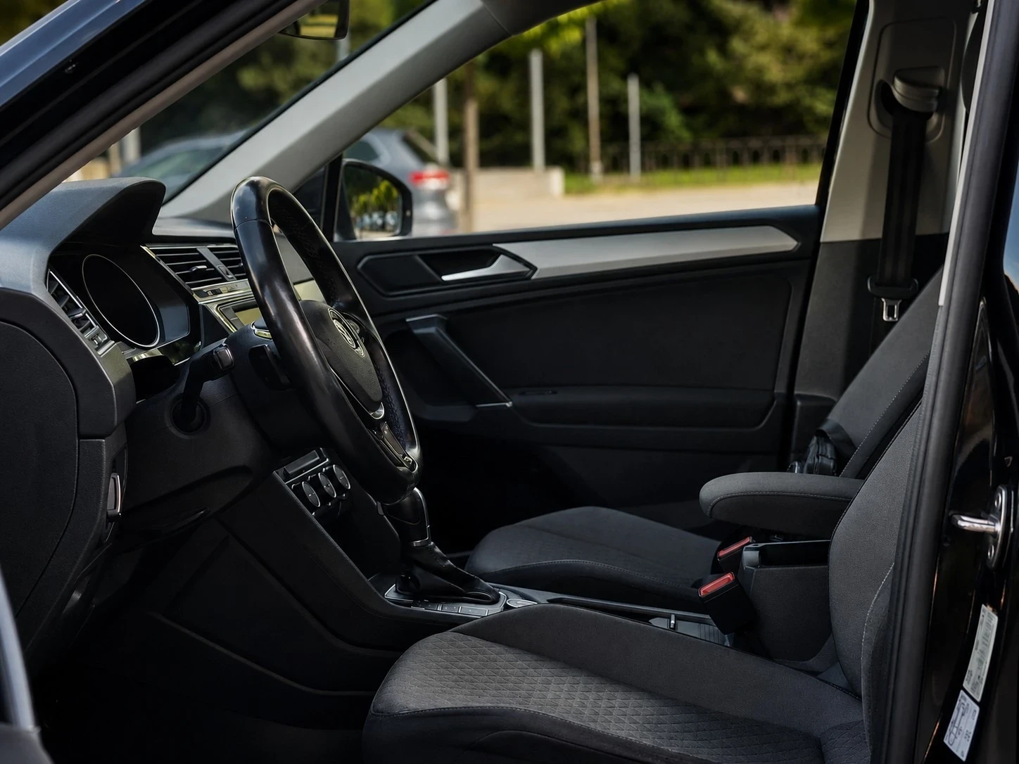VW Tiguan 2.0 TDI/DSG/4motion/Distronic/Lane Assist/Blind Sp, снимка 9 - Автомобили и джипове - 55846120