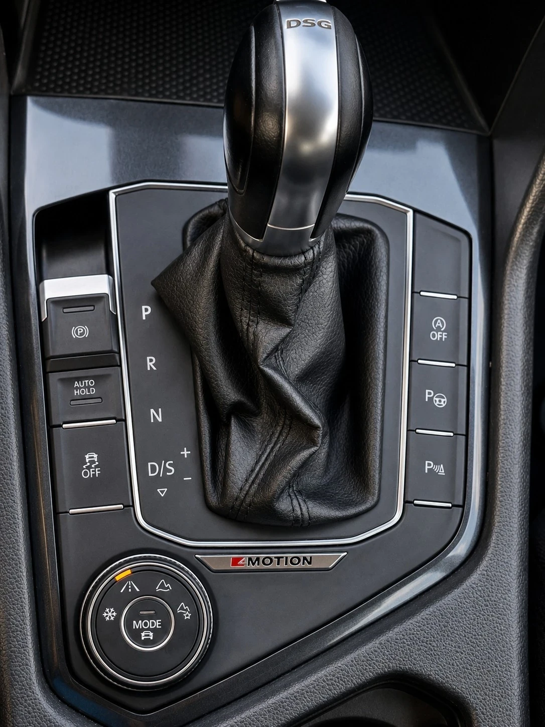 VW Tiguan 2.0 TDI/DSG/4motion/Distronic/Lane Assist/Blind Sp, снимка 13 - Автомобили и джипове - 55846120