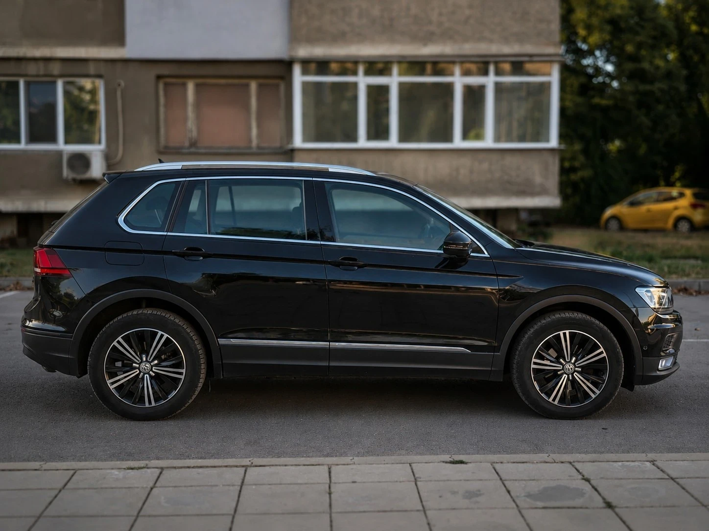 VW Tiguan 2.0 TDI/DSG/4motion/Distronic/Lane Assist/Blind Sp, снимка 5 - Автомобили и джипове - 55846120