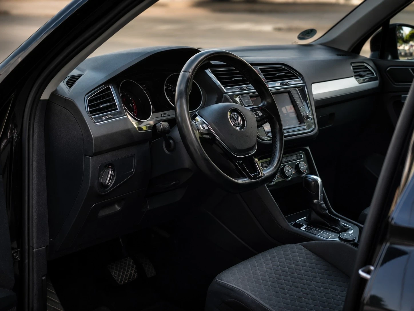 VW Tiguan 2.0 TDI/DSG/4motion/Distronic/Lane Assist/Blind Sp, снимка 8 - Автомобили и джипове - 55846120