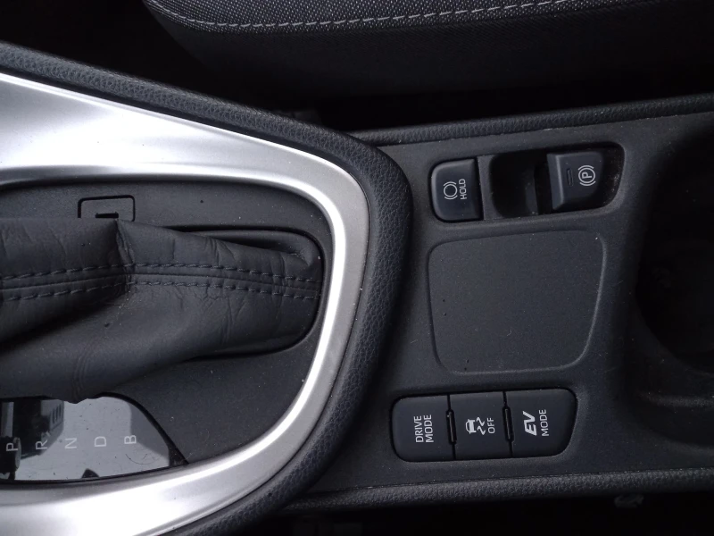 Toyota Yaris 1.5 hybrid, снимка 7 - Автомобили и джипове - 53051814