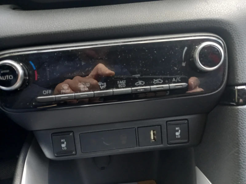 Toyota Yaris 1.5 hybrid, снимка 10 - Автомобили и джипове - 53051814
