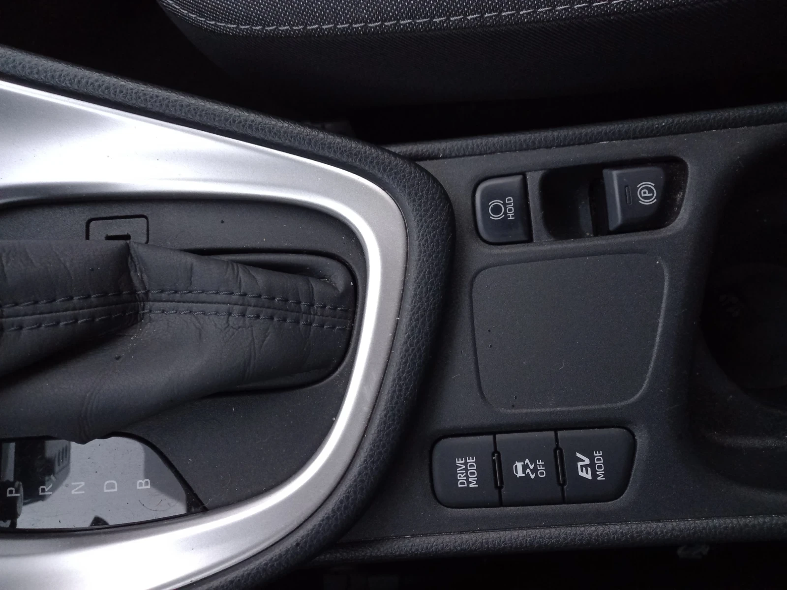 Toyota Yaris 1.5 hybrid - изображение 7