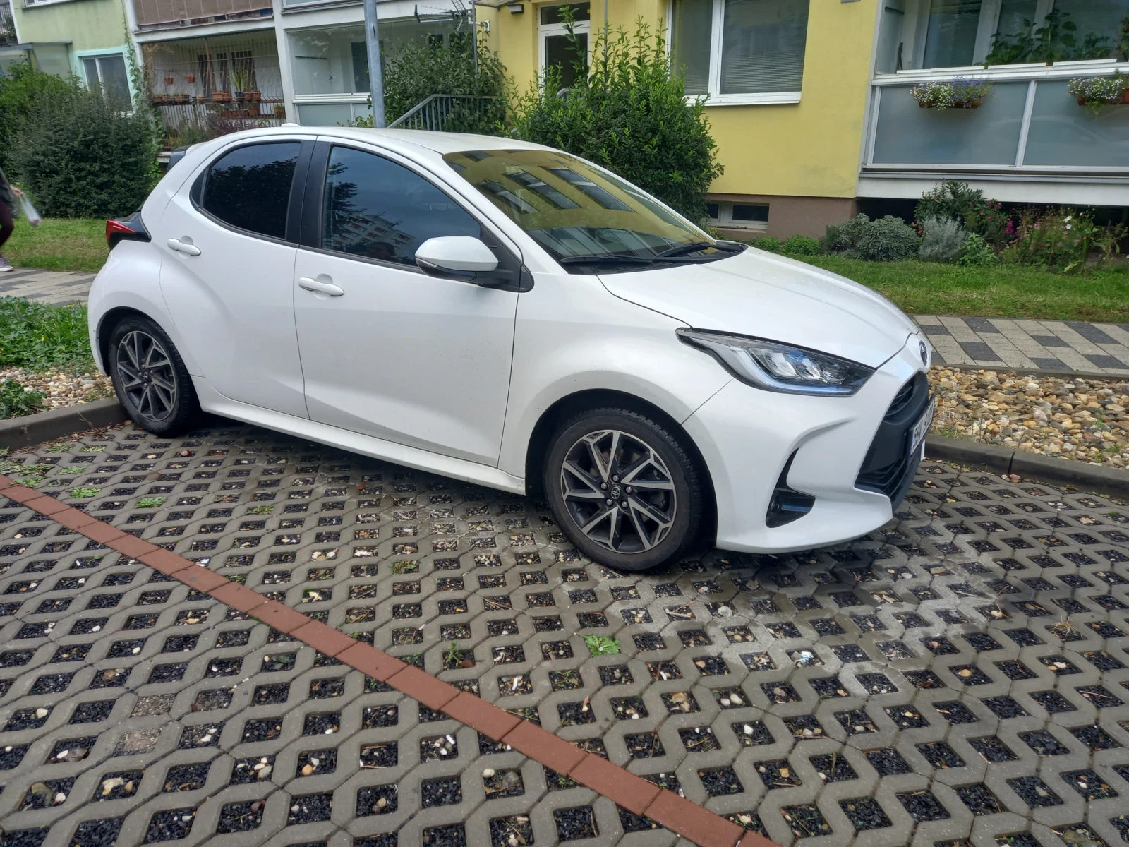 Toyota Yaris 1.5 hybrid - изображение 6