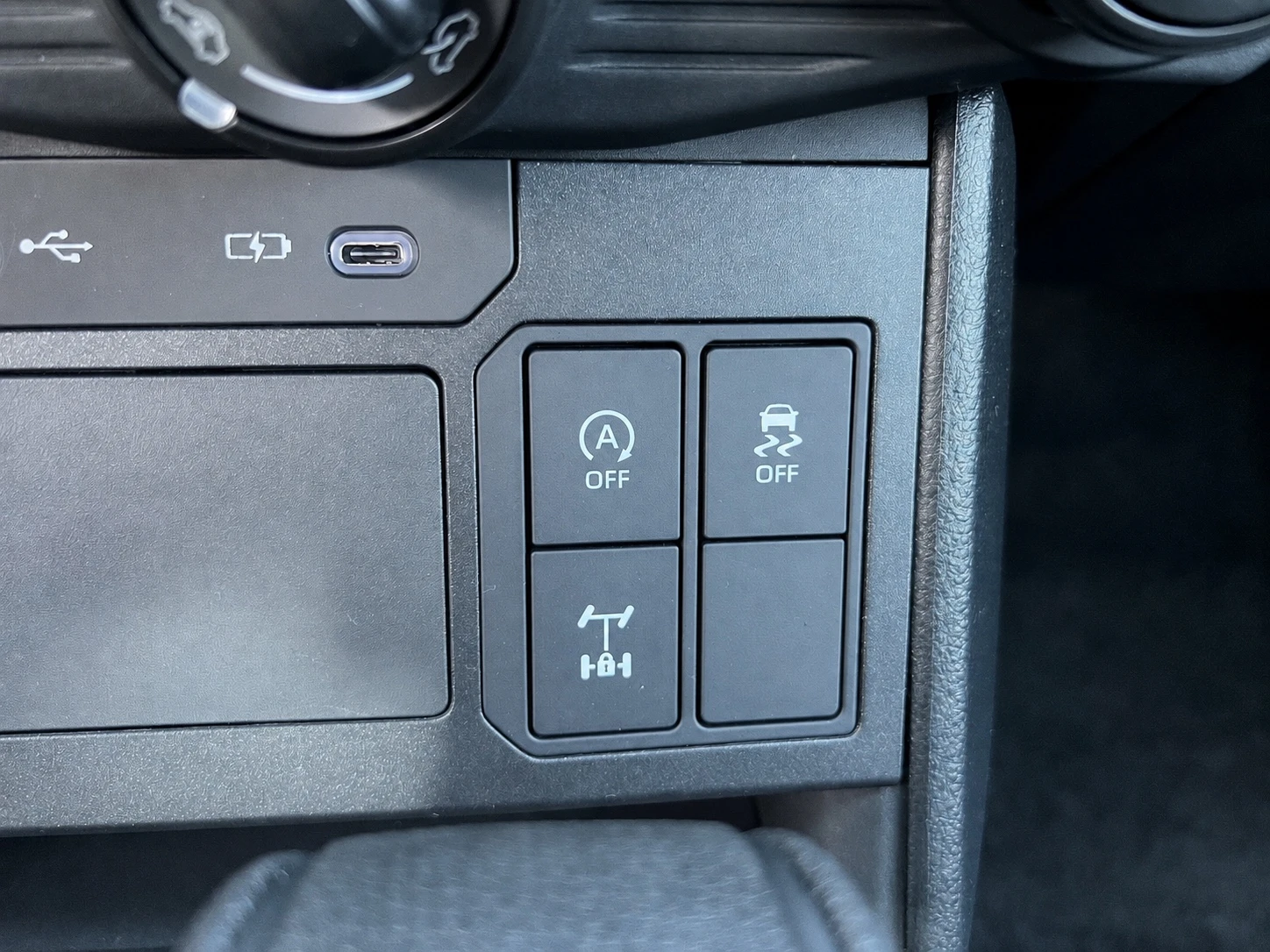 Toyota Hilux 2.8 D-4D / MILD HYBRID / DOUBLE CAB / LED / CAMERA, снимка 13 - Автомобили и джипове - 55976199