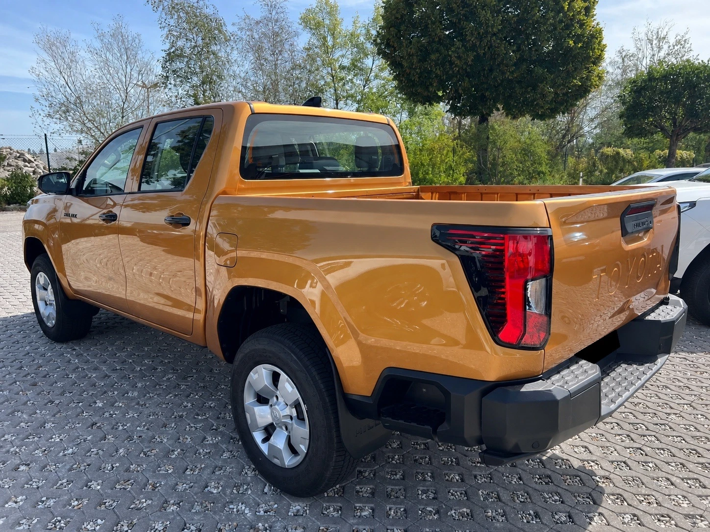 Toyota Hilux 2.8 D-4D / MILD HYBRID / DOUBLE CAB / LED / CAMERA, снимка 3 - Автомобили и джипове - 55976199