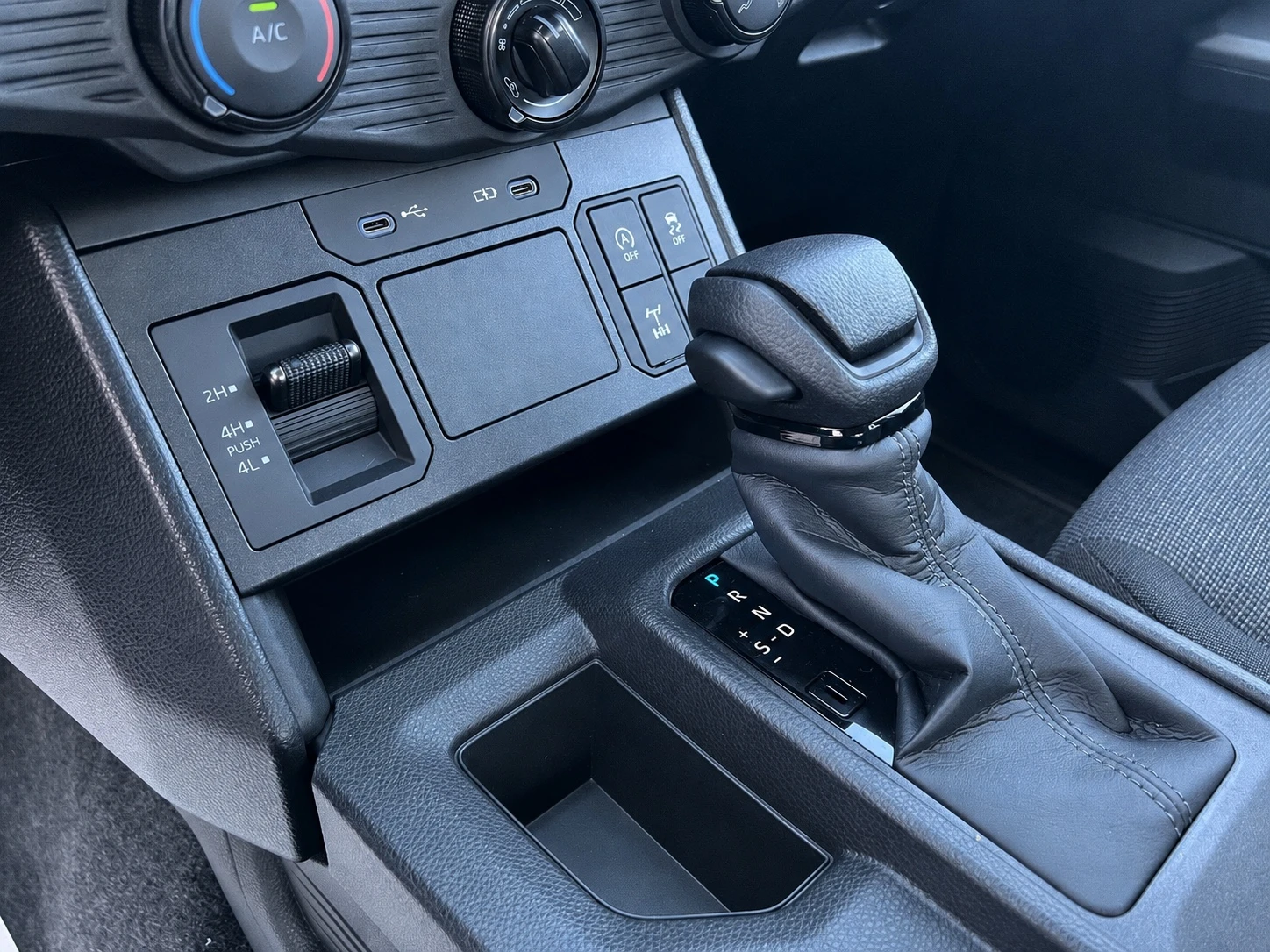 Toyota Hilux 2.8 D-4D / MILD HYBRID / DOUBLE CAB / LED / CAMERA, снимка 14 - Автомобили и джипове - 55976199