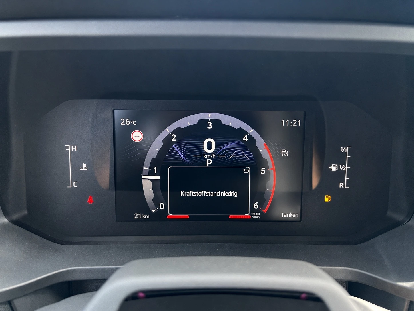 Toyota Hilux 2.8 D-4D / MILD HYBRID / DOUBLE CAB / LED / CAMERA, снимка 11 - Автомобили и джипове - 55976199