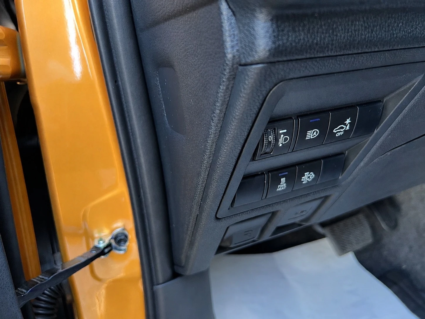 Toyota Hilux 2.8 D-4D / MILD HYBRID / DOUBLE CAB / LED / CAMERA, снимка 9 - Автомобили и джипове - 55976199