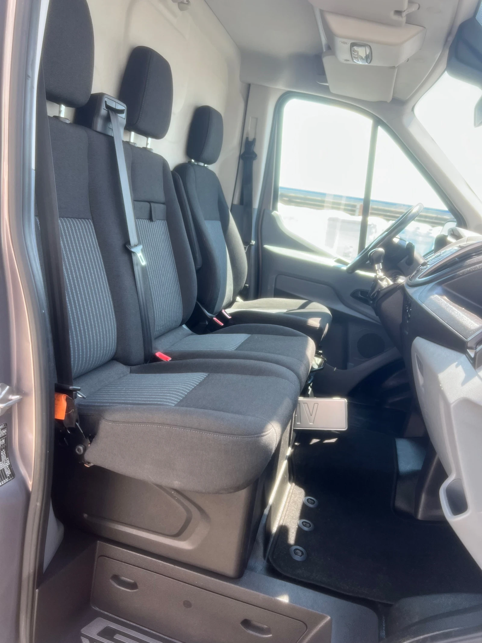 Ford Transit 2.2TDCI / Като нов! / Климатик, снимка 15 - Бусове и автобуси - 55615947