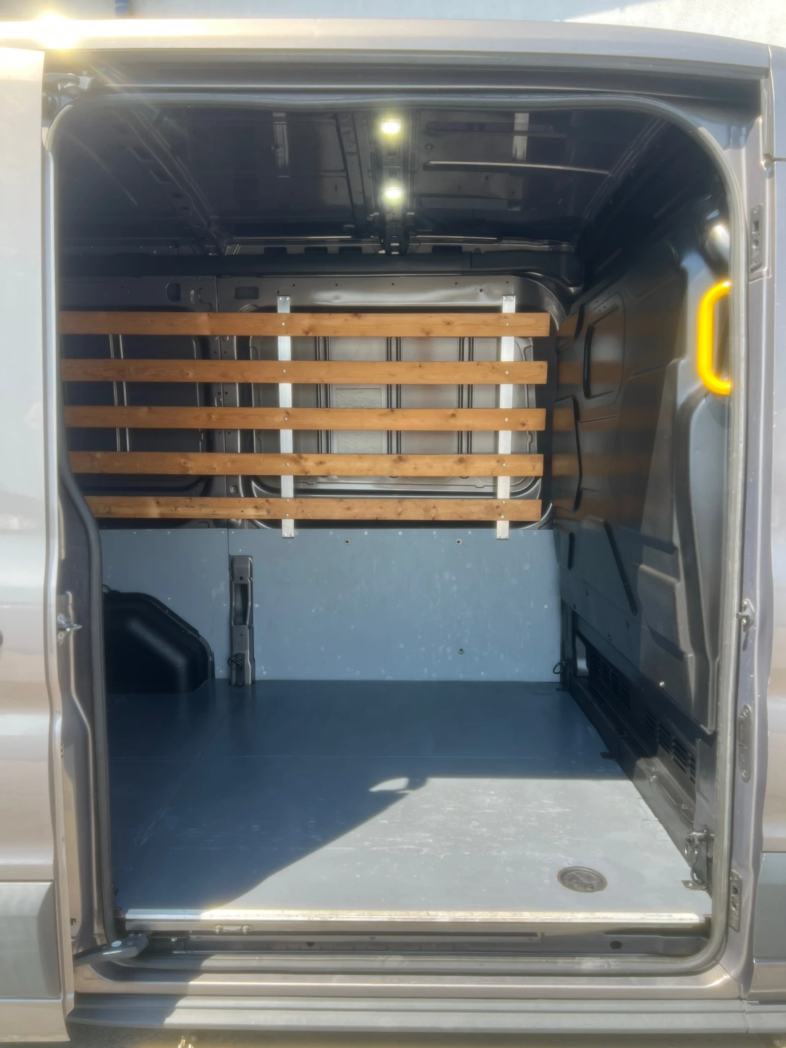 Ford Transit 2.2TDCI / Като нов! / Климатик, снимка 9 - Бусове и автобуси - 55615947