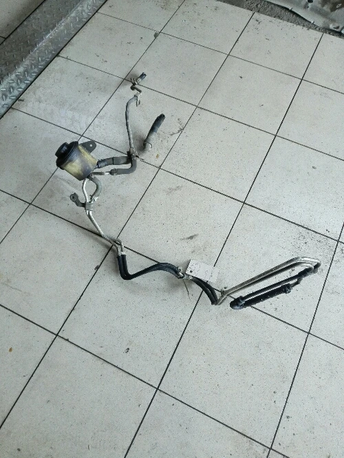 Казанче хидравлична течност Нисан Алмера Тино 2.2ди