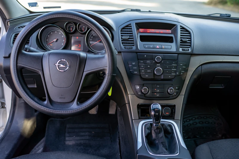 Opel Insignia 1.8 РЕАЛНИ КМ, снимка 9 - Автомобили и джипове - 52568244