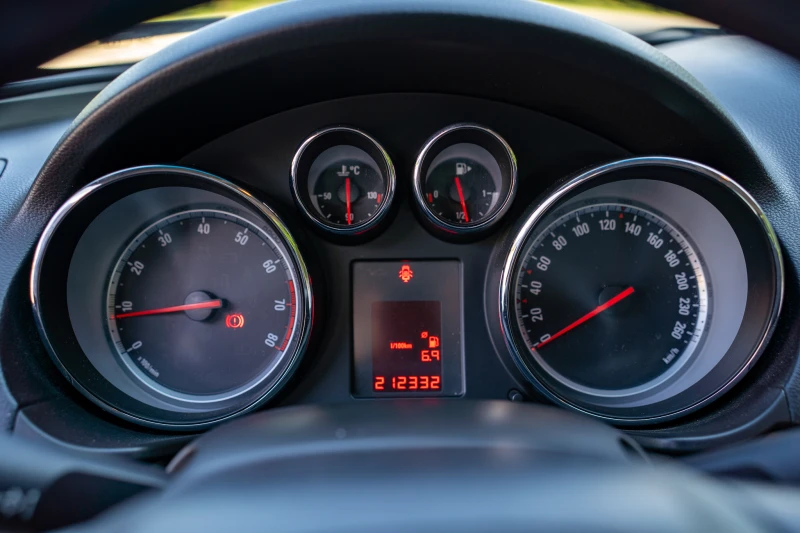 Opel Insignia 1.8 РЕАЛНИ КМ, снимка 12 - Автомобили и джипове - 52568244