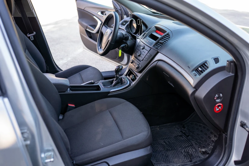 Opel Insignia 1.8 РЕАЛНИ КМ, снимка 10 - Автомобили и джипове - 52568244