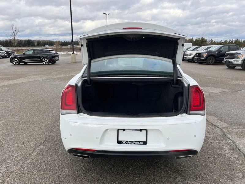 Chrysler 300c * АВТО КРЕДИТ* ЦЕНА ДО БГ * СЕРВИЗНА ИСТОРИЯ * , снимка 9 - Автомобили и джипове - 52594639