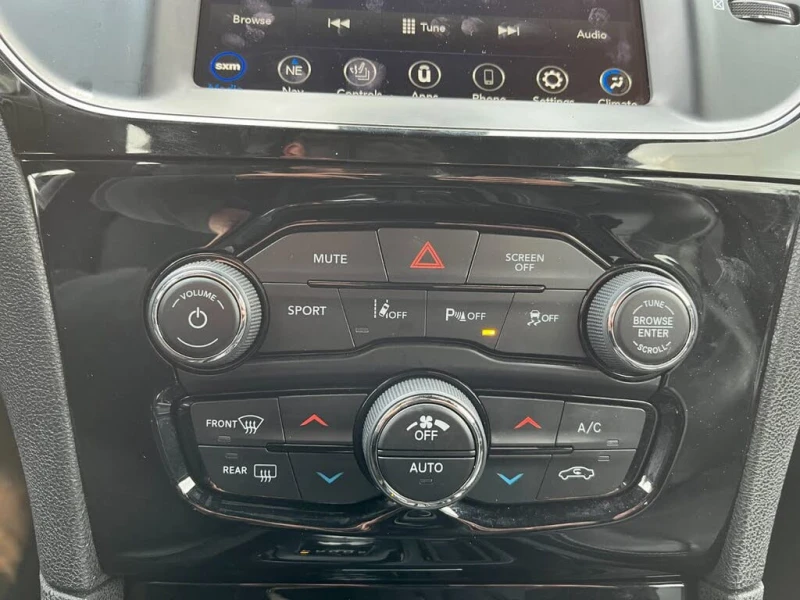 Chrysler 300c * АВТО КРЕДИТ* ЦЕНА ДО БГ * СЕРВИЗНА ИСТОРИЯ * , снимка 15 - Автомобили и джипове - 52594639