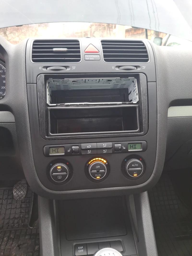 VW Golf 1.4i klim.стария мотор, снимка 12 - Автомобили и джипове - 53275965