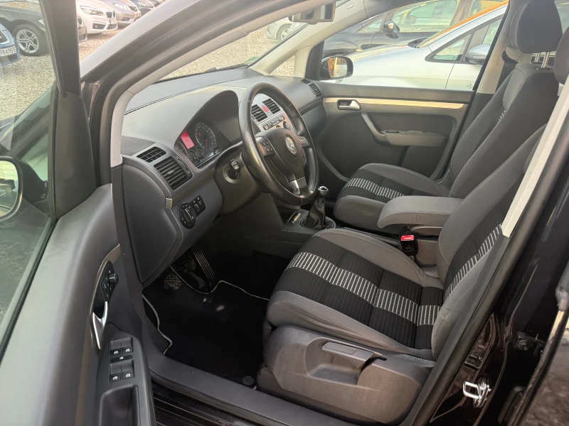 VW Touran 2.0 TDI, снимка 6 - Автомобили и джипове - 53599190