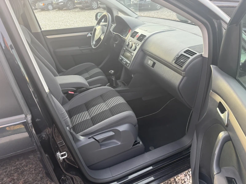 VW Touran 2.0 TDI, снимка 9 - Автомобили и джипове - 53599190