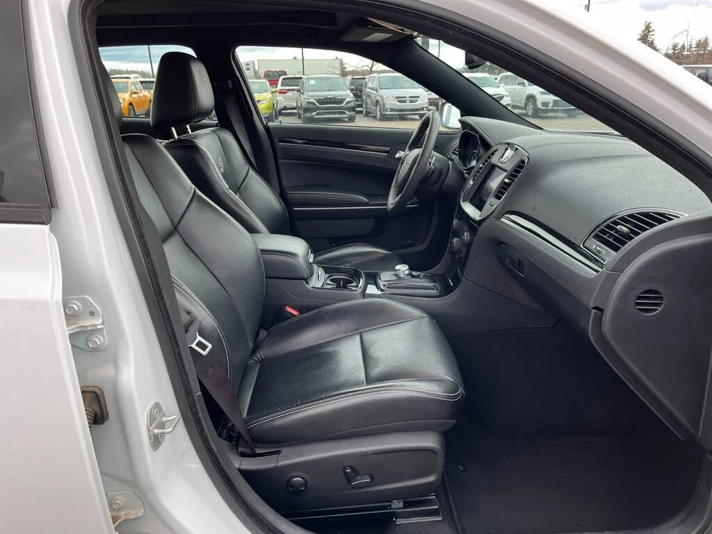 Chrysler 300c * АВТО КРЕДИТ* ЦЕНА ДО БГ * СЕРВИЗНА ИСТОРИЯ *  - изображение 10