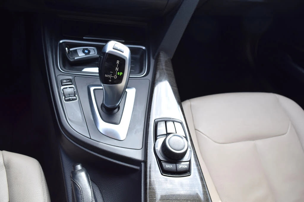 BMW 320 xDrive Sedan* АвтоКредит* (Цена до БГ) , снимка 15 - Автомобили и джипове - 53952735