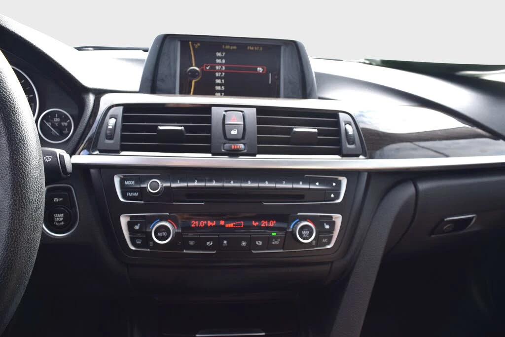 BMW 320 xDrive Sedan* АвтоКредит* (Цена до БГ) , снимка 16 - Автомобили и джипове - 53952735