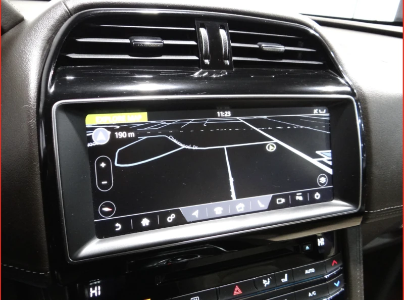 Jaguar F-PACE PRESTIGE* ПАНОРАМА* ПОДГРЕВ* КАМЕРА* КЕЙЛЕС* , снимка 9 - Автомобили и джипове - 53339778