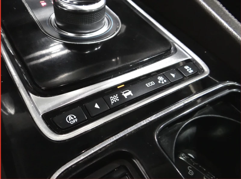 Jaguar F-PACE PRESTIGE* ПАНОРАМА* ПОДГРЕВ* КАМЕРА* КЕЙЛЕС* , снимка 13 - Автомобили и джипове - 53339778