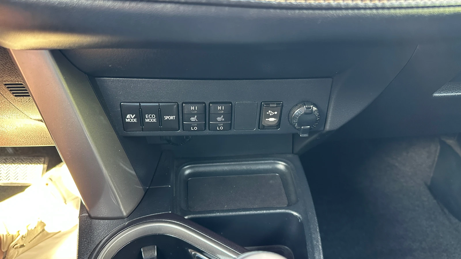 Toyota Rav4 Luxury 2.5 Hybrid 4x4 | Mobile.bg — изображение 17