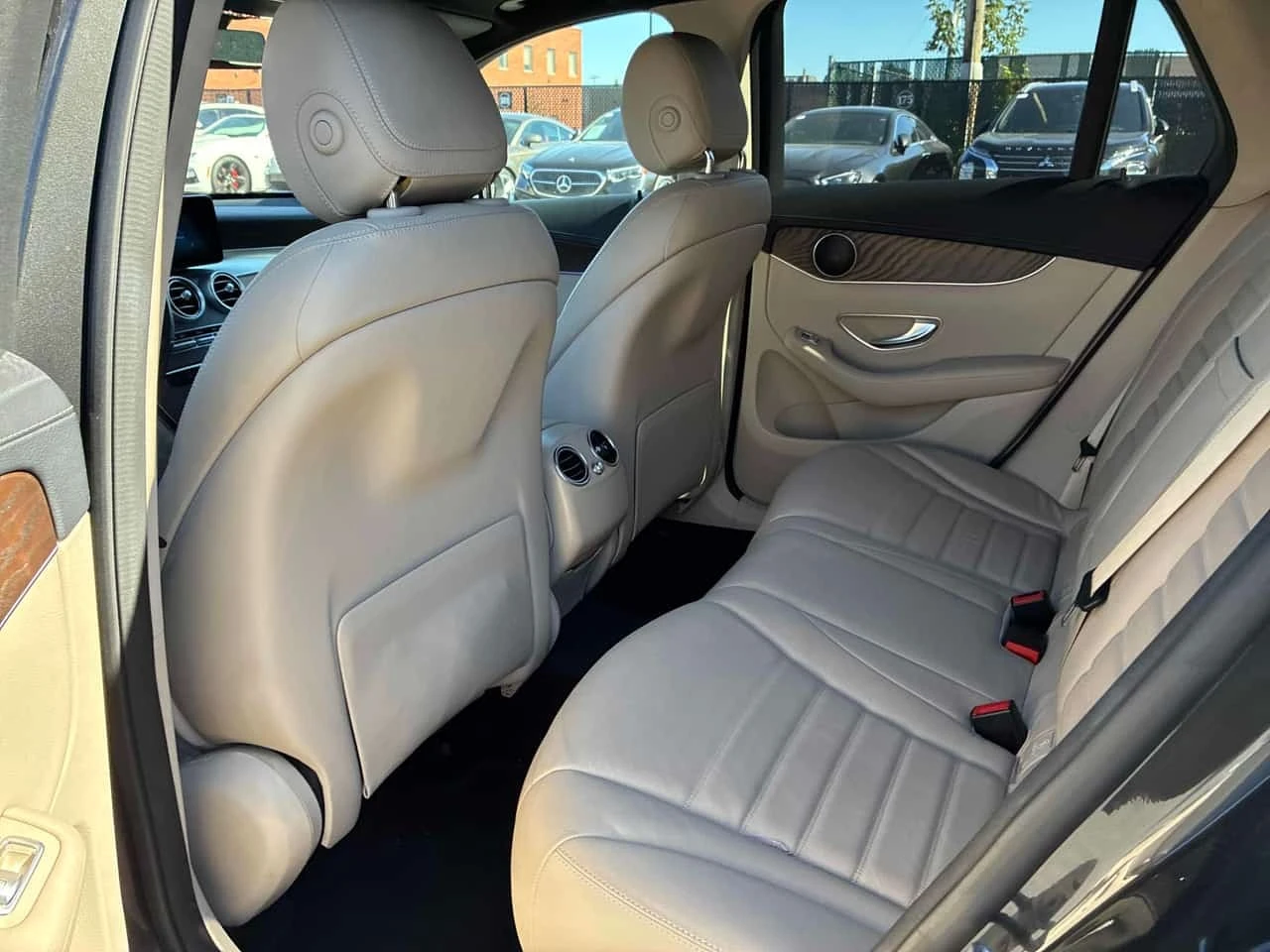 Mercedes-Benz GLC 300 / FULL DIGITAL / DISTRONIC / 360 CAMERA / PANO, снимка 12 - Автомобили и джипове - 56222337