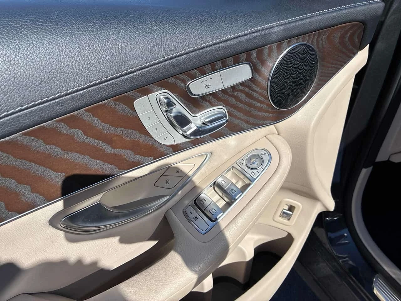 Mercedes-Benz GLC 300 / FULL DIGITAL / DISTRONIC / 360 CAMERA / PANO, снимка 11 - Автомобили и джипове - 56222337