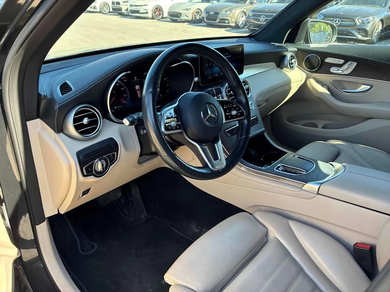 Mercedes-Benz GLC 300 / FULL DIGITAL / DISTRONIC / 360 CAMERA / PANO, снимка 7 - Автомобили и джипове - 56222337