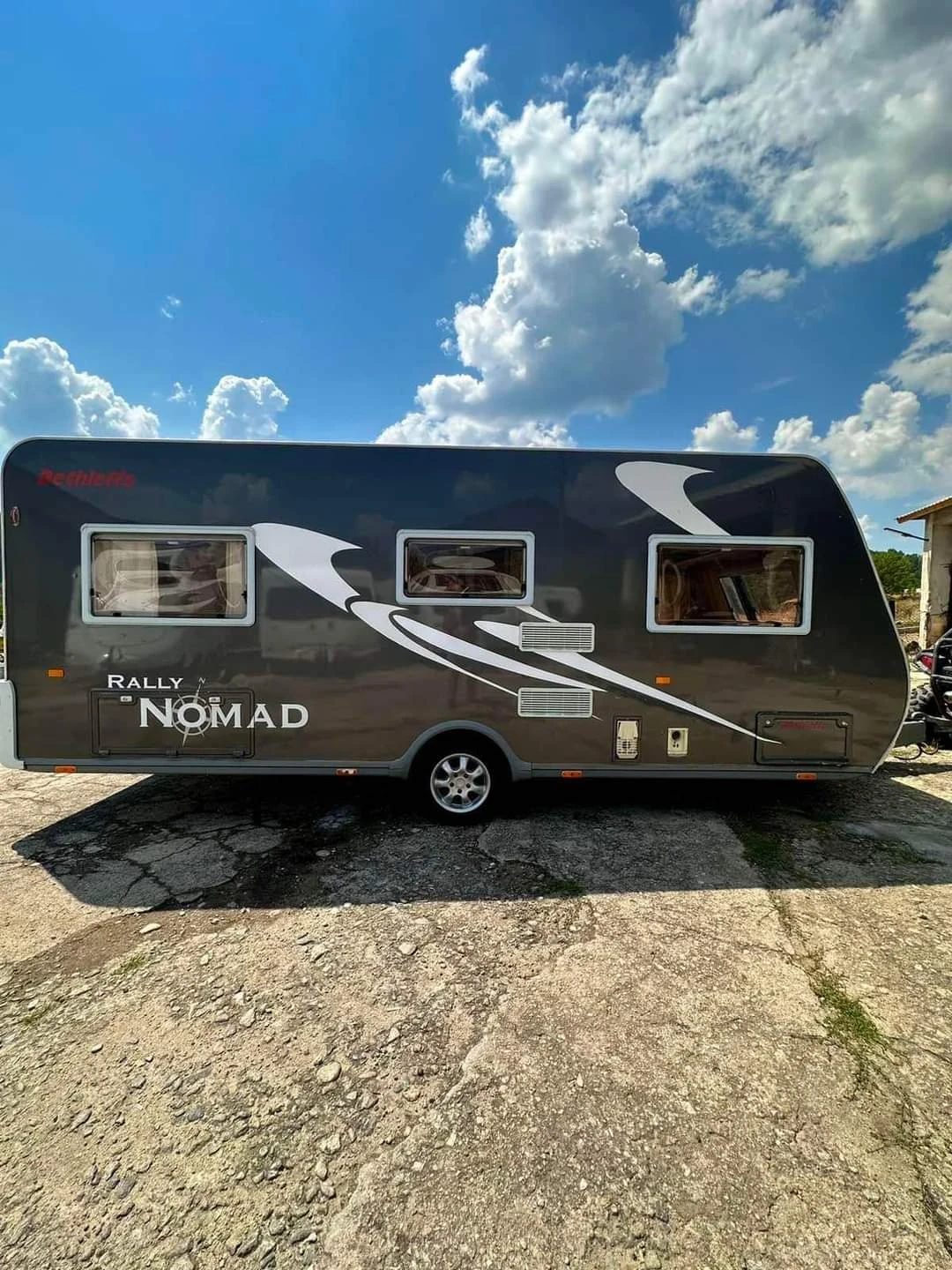 Каравана Dethleffs Nomad 570, снимка 3 - Каравани и кемпери - 53709183