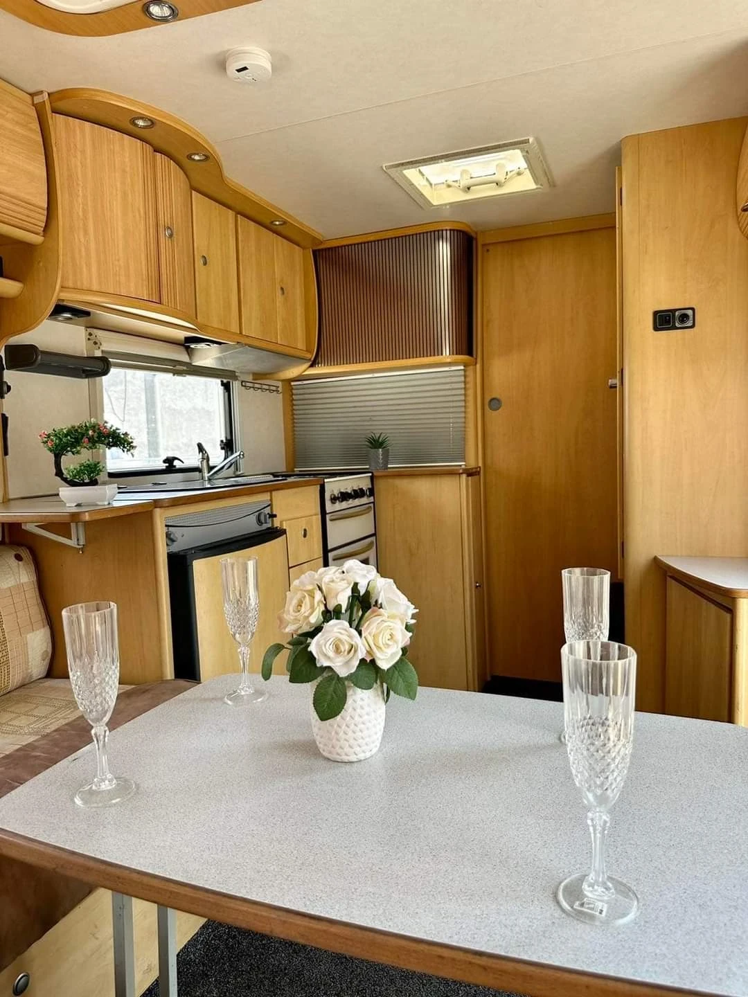 Каравана Dethleffs Nomad 570, снимка 9 - Каравани и кемпери - 53709183