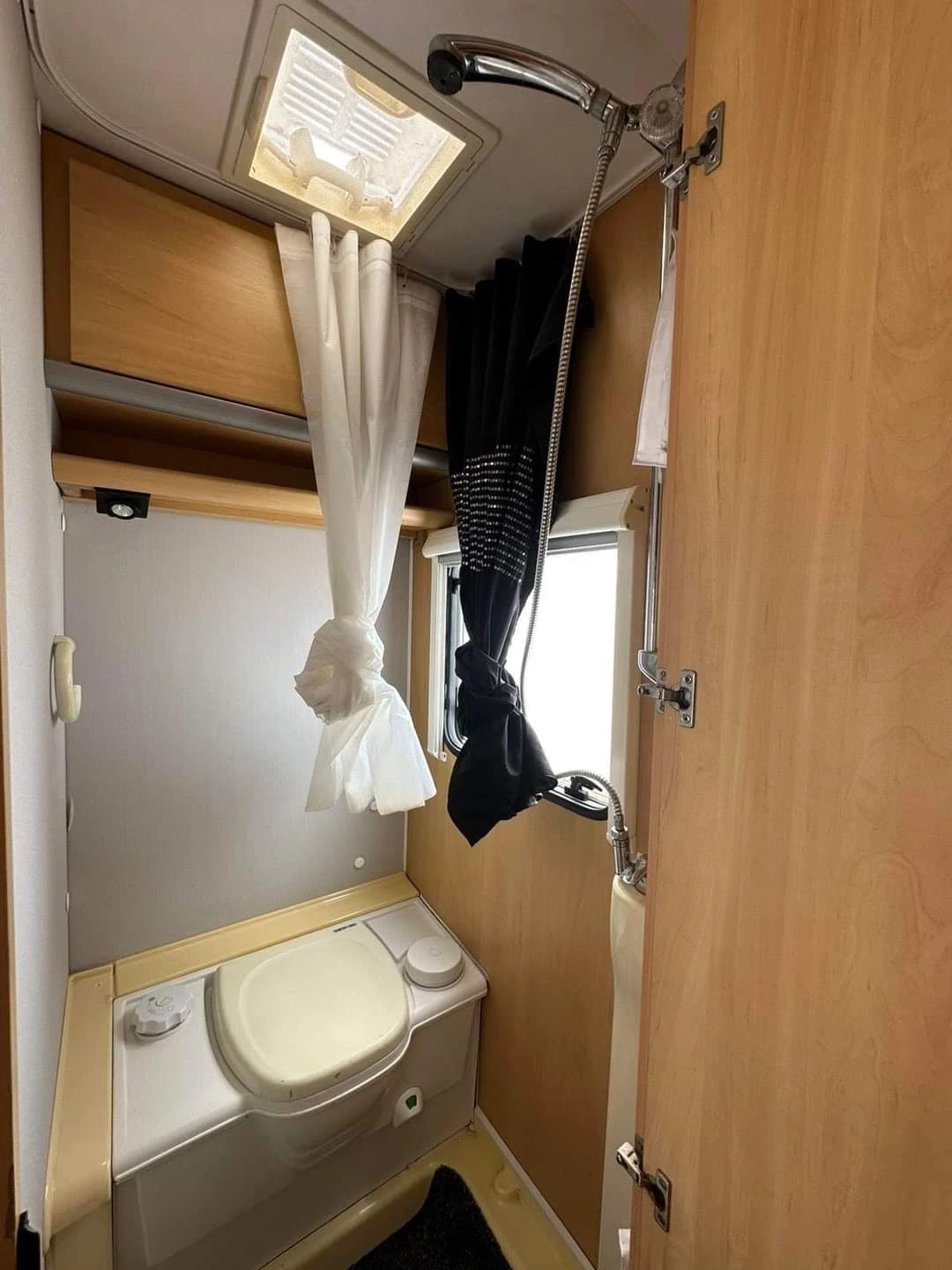 Каравана Dethleffs Nomad 570, снимка 12 - Каравани и кемпери - 53709183